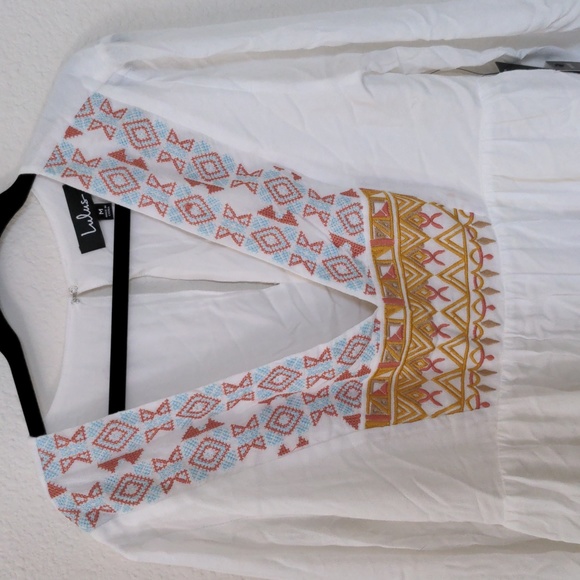 Lulu’s white embroidered V neck dress size medium - Picture 4 of 5